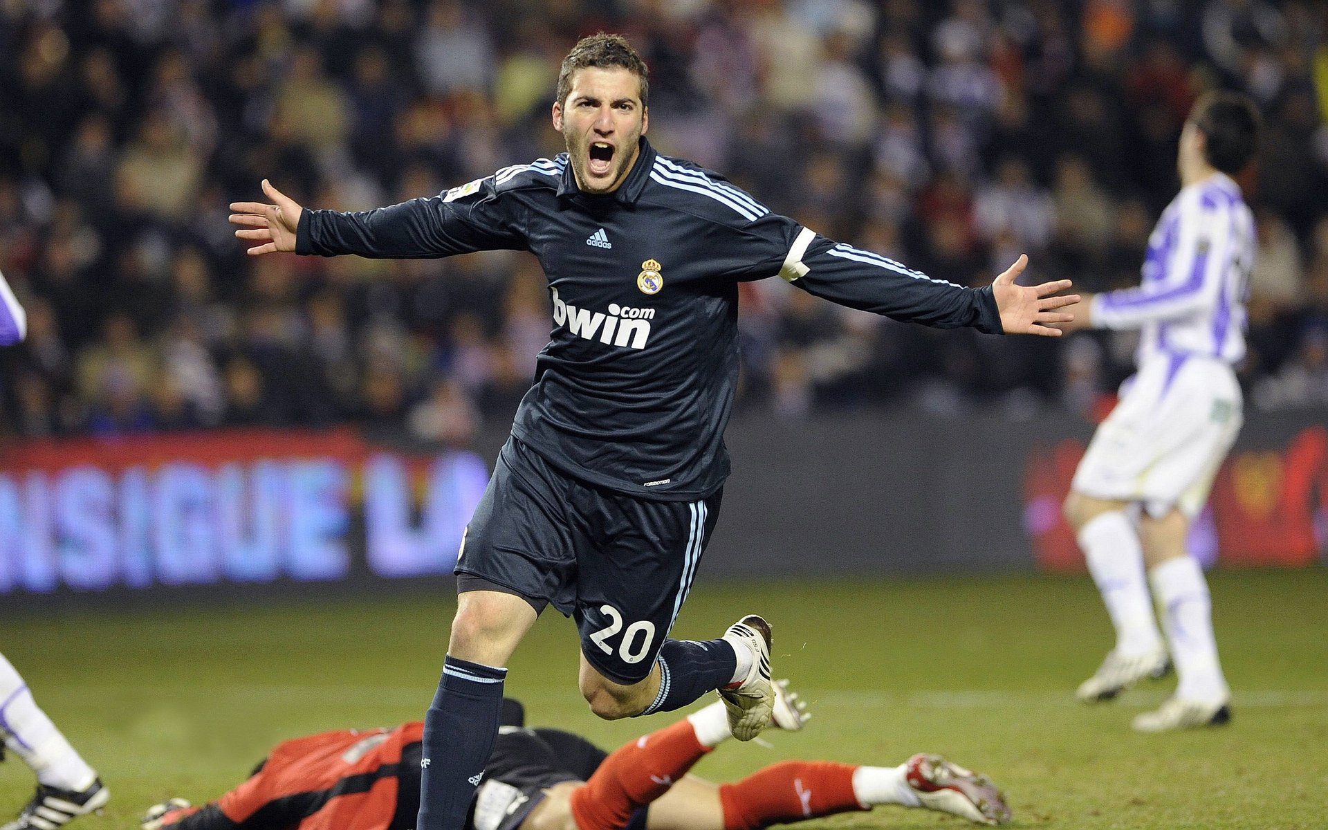 英超激战不断：悬念、激情、胜利在望！，zaker 英超